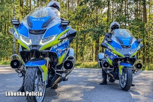 dwóch motocyklistów na oznakowanych motocyklach