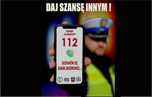 policjant trzyma telefon komórkowy, na wyświetlaczu widać numer 112 i napis: zastanów się zanim zadzwonisz