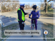 policjant rozmawia z rowerzystką