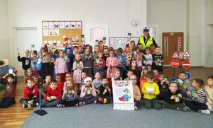 Na zdjęciu znajdują się dzieci w przedszkolu, trzymają plakat Oklaski za odblaski.