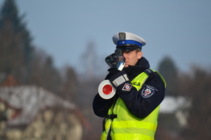 policjant w umundurowaniu z wideorejestratorem