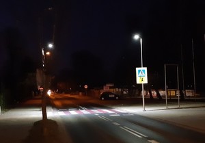 przejście dla pieszych na drodze jedno jezdniowej w warunkach wieczorowo nocnych oświetlone latarniami