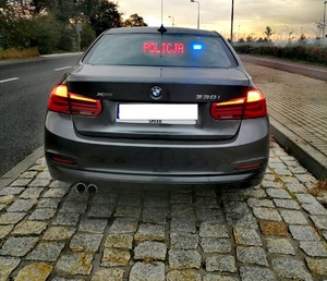 nieoznakowany radiowóz policyjny marki BMW