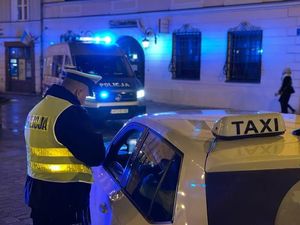 policjant stojący obok taksówki w kolorze białym