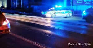 radiowóz policyjny na ulicy w nocnych warunkach