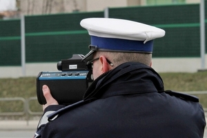 policjant mierzy prędkość wideorejestratorem
