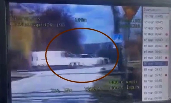 Na pierwszym planie znajduje się monitor, na nim widać pojazd.