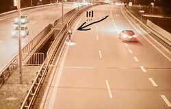 osoba jadąca drogą szybkiego ruchu hulajnoga pod prąd, zdjęcie zrobione z kamery zamontowanej na drodze
