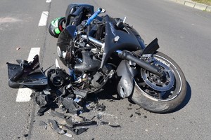 rozbity czarny motocykl