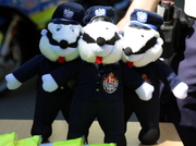 Na zdjęciu widać trzy maskotki przebrane za policjantów.