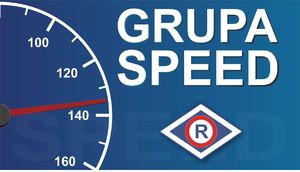 Na niebieskim tle po lewej stronie prędkościomierz, po prawej stronie napis GRUPA SPEED, poniżej niego - symbol graficzny w kształcie rombu z wpisaną literą R