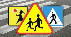 znaki drogowe na tle przejścia dla pieszych