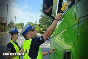 policjant kontroluje autobus