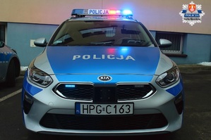 radiowóz policyjny, widok radiowozu z przodu, duże zbliżenie