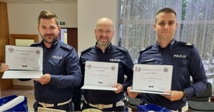 trzech policjantów z dyplomami