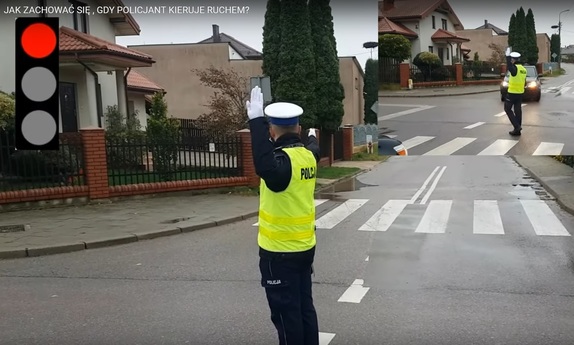 policjant stojący na skrzyżowaniu