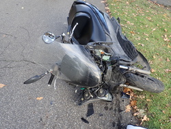 rozbity motocykl na poboczu