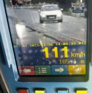 zdjęcie z policyjnego wideorejestratora, na którym widać samochód srebrnej barwy