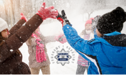 grupa dzieci trzyma się za ręce, na dworze jest zima i sypie śnieg