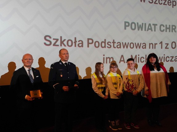 Zdjęcie - Zwycięzcy na scenie wraz z osobami wręczającymi