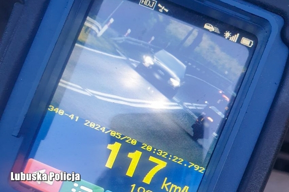 zdjęcie wideorejestratora, który wskazuje prędkość 117 km/h