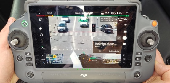 ekran, na którym widać drogę z drona