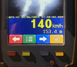 zdjęcie wideorejestratora, który wskazuje prędkość 140 km/h