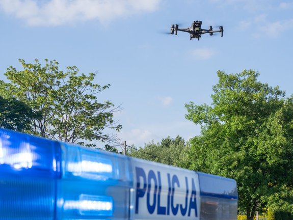 dron na niebie na dole radiowóz oznakowany
