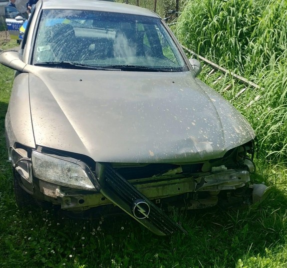 Uszkodzony po wypadku samochód marki opel