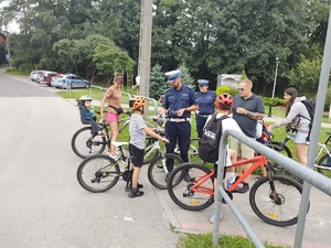 Policjanci rozdają rowerzystom lampki rowerowe