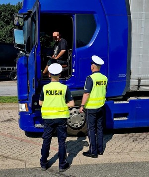 policjanci podczas kontroli ciężarówki