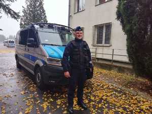 wizerunek policjanta na tle radiowozu