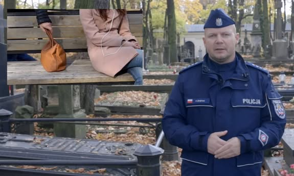 wizerunek policjanta na tle cmentarza