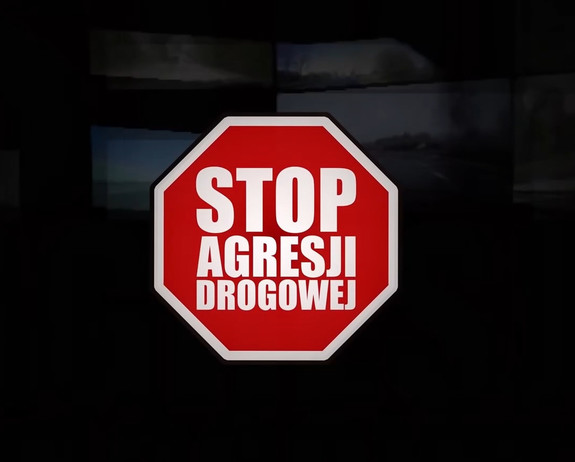 napis Stop Agresji drogowej na znaku przypominającym znak STOP