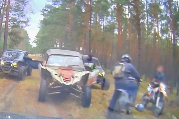 quady na leśnej drodze