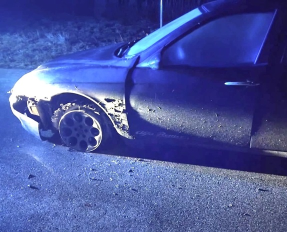 ciemny samochód na felgach bez opon