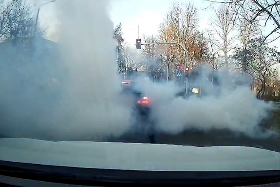 samochód, z którego wydobywa się dym