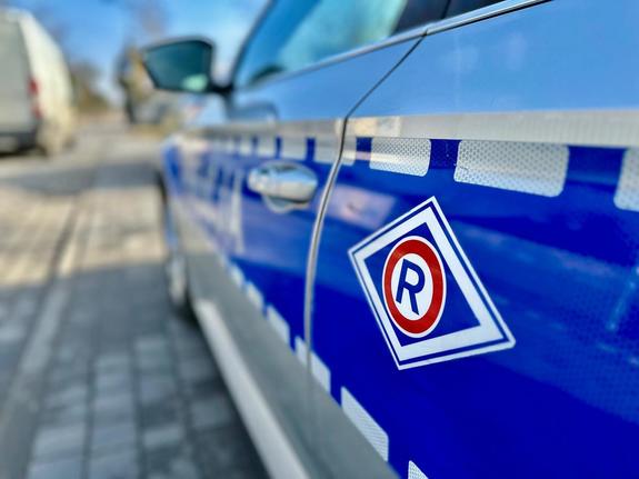 zbliżenie policyjnego radiowozu