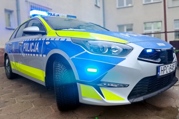 oznakowany radiowóz policyjny z włączonymi światłami