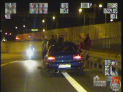 granatowy samochód na ciemnej ulicy